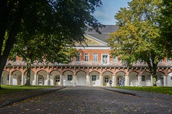 Marstallgebäude / Schlossplatz
